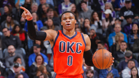 16일(한국시각) 미국 캘리포니아주 새크라멘토의 골든1센터에서 열린 오클라호마시티 썬더와 새크라멘토 킹스와의 경기에서 시즌 20번째 트리플더블을 작성한 러셀 웨스트브룩이 작전 지시를 하고 있다. 사진=오클라호마시티 썬더 트위터